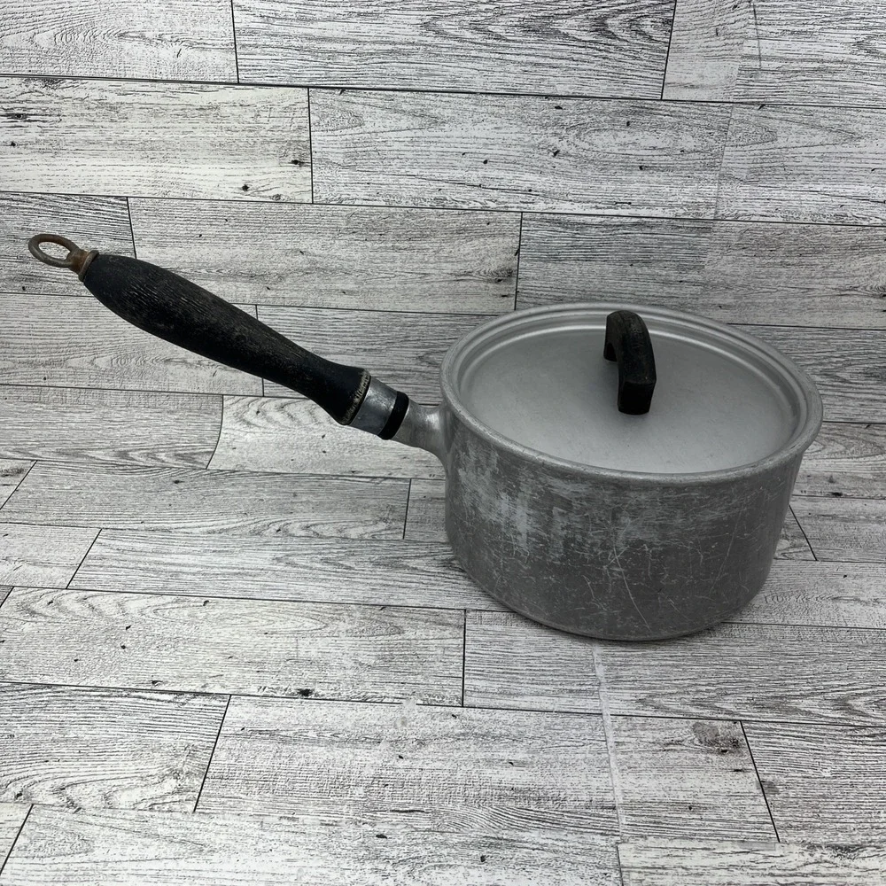 Vintage Wear-Ever Aluminum No. 701 1/2 Pot Sauce Pan Wooden Handle Lid 1.5‎ QT